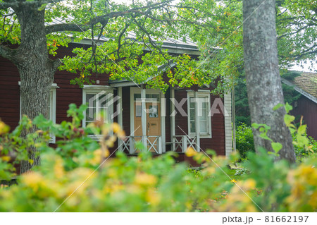 KOUVOLA, FINLAND - SEPTEMBER 20, 2018: Beautiful red old wooden house and big tree on the territory of Anjala manor. 81662197