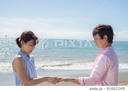 晴れた夏の海辺で指輪を渡すカップル 晴れた夏の海辺で指輪を渡すカップル 81662269