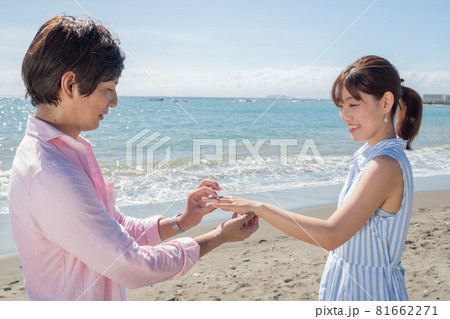 晴れた夏の海辺で指輪を渡すカップル 晴れた夏の海辺で指輪を渡すカップル 81662271