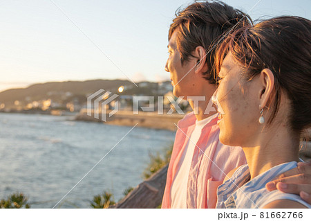 夕日を見つめる若いカップルの横顔 81662766