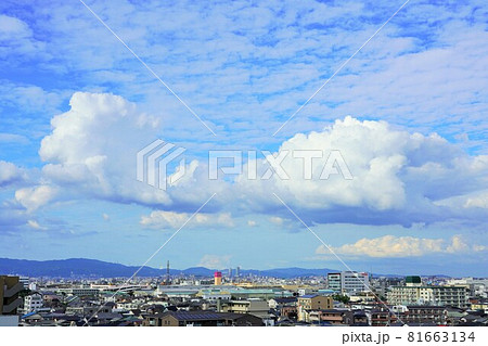 大都市近郊の秋の雲 大都市近郊の秋の雲 81663134