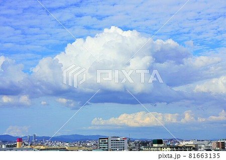 大都市近郊の秋の雲 大都市近郊の秋の雲 81663135
