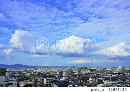 大都市近郊の秋の雲 81663136