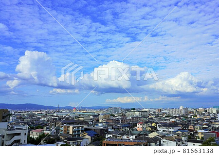 大都市近郊の秋の雲 81663138