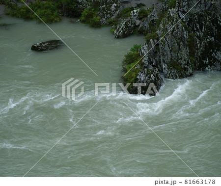 大雨の増水で渦巻く清流吉野川 大雨の増水で渦巻く清流吉野川 81663178