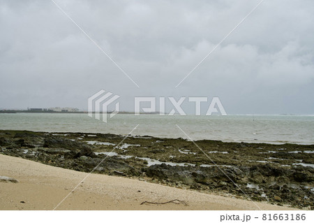 台風が接近中の沖縄の海 81663186