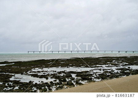 台風が接近している沖縄の海風景 台風が接近している沖縄の海風景 81663187