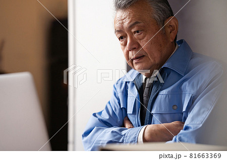 作業服の男性　シニア　悩む 81663369