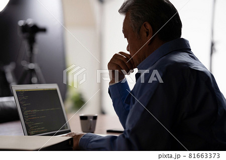 作業服の男性　シニア　悩む 81663373