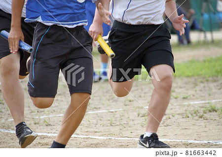 中学校の体育祭の色別対抗リレー 中学校の体育祭の色別対抗リレー 81663442