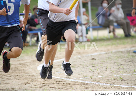 中学校の体育祭の色別対抗リレー 81663443