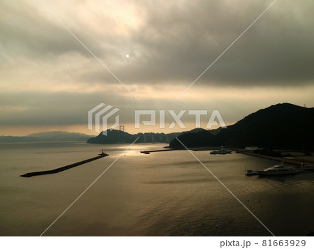 大毛島の夜明けの亀浦港の港湾風景 大毛島の夜明けの亀浦港の港湾風景 81663929