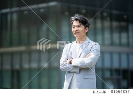ミドル男性　屋外　腕組み　カジュアル 81664857