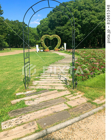 カップルたちの聖地、ハート型の花壇と釣り鐘 カップルたちの聖地、ハート型の花壇と釣り鐘 81665348