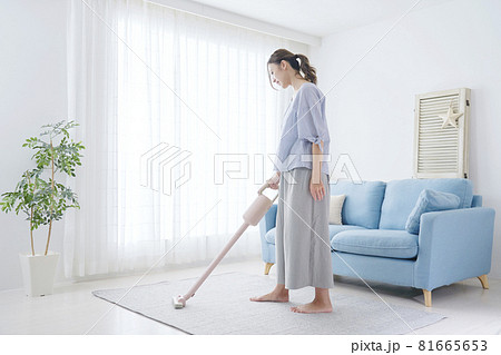 掃除する女性 81665653