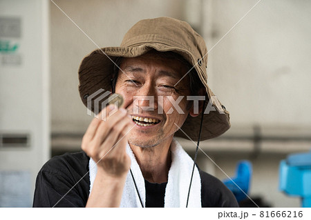 500円硬貨を持つシニア男性 81666216