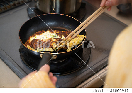 玉子焼きを作っているところの写真 玉子焼きを作っているところの写真 81666917