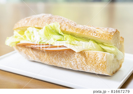 美味しいフランスパンサンドイッチ 81667279