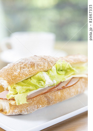 美味しいフランスパンサンドイッチとコーヒー 美味しいフランスパンサンドイッチとコーヒー 81667335