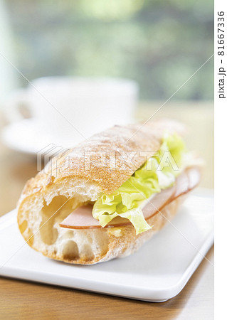 美味しいフランスパンサンドイッチとコーヒー 81667336