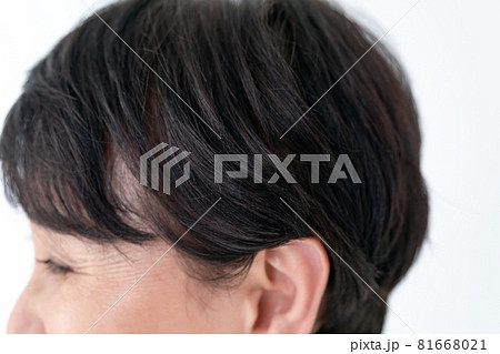 シニア女性 ヘアケア シニア女性 ヘアケア 81668021