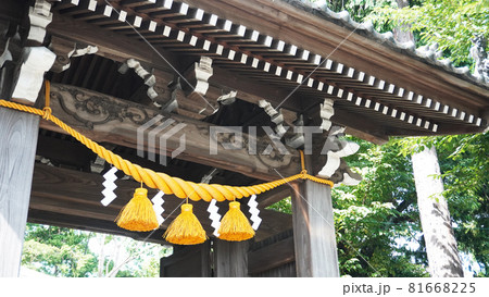 神社ある風景<03>(神社の境内へと続く門) 神社ある風景<03>(神社の境内へと続く門) 81668225
