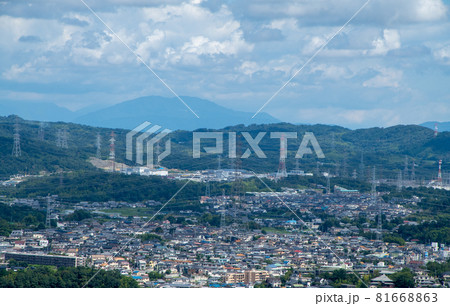 生駒市北部住宅地と山並み 81668863