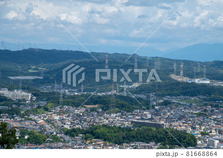 生駒市北部の住宅街と山並み 81668864