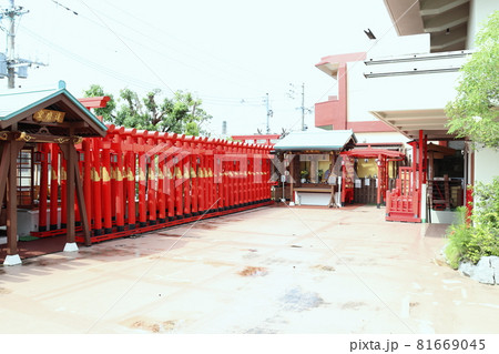 沖縄県那覇市達磨寺の赤鳥居 81669045