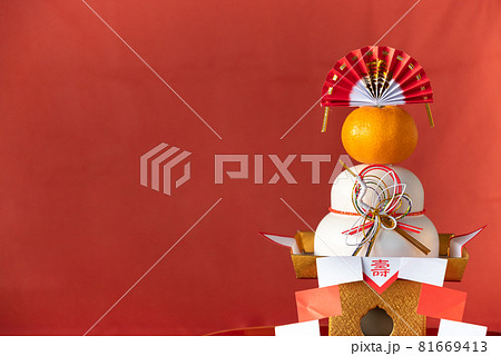 お供え餅の背景素材 日本の正月コンセプトイメージ お供え餅の背景素材 日本の正月コンセプトイメージ 81669413