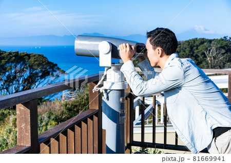 観光望遠鏡で海を眺める男性 81669941
