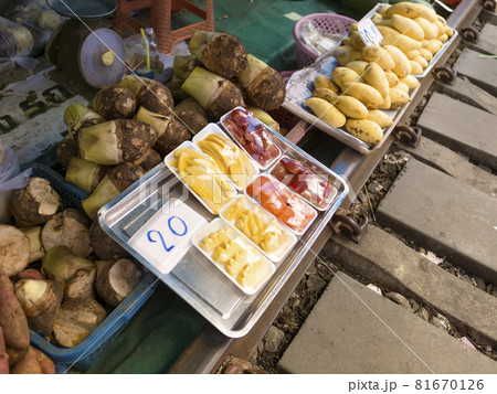 タイ メークロン市場 Talad Rom Hub (Mae Klong Train Market) 81670126