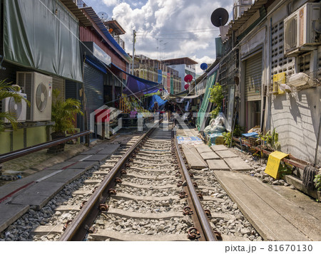 タイ メークロン市場 Talad Rom Hub (Mae Klong Train Market) 81670130