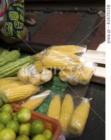 タイ メークロン市場 Talad Rom Hub (Mae Klong Train Market) 81670138