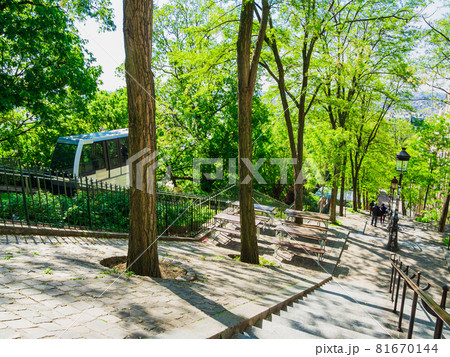 パリ　モンマルトルの丘 81670144