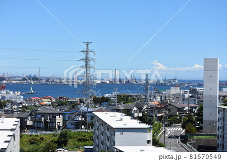 住宅地の高台から海を望む風景 81670549