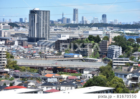 横浜市磯子区からみなとみらい方面への眺め（京急線入り） 81670550