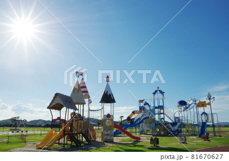 夏の青空と太陽と白い雲と遊具が並ぶ公園の風景 夏の青空と太陽と白い雲と遊具が並ぶ公園の風景 81670627