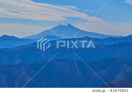 東京都 奥多摩の大岳山の山頂から南西側の富士山を見る 81670801