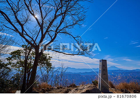 東京都 奥多摩の大岳山の山頂標識と富士山 81670806