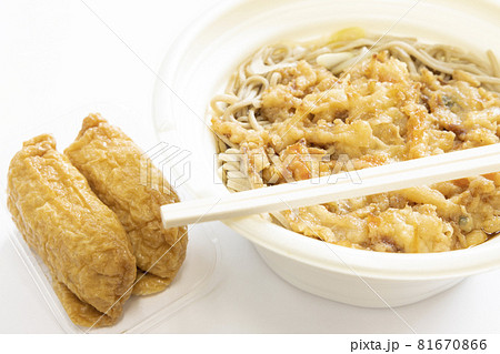 美味しいかき揚げそばと稲荷寿司 美味しいかき揚げそばと稲荷寿司 81670866
