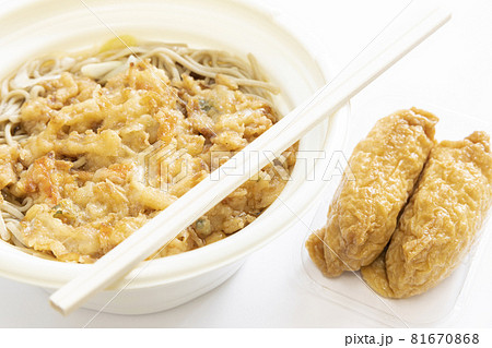 美味しい天麩羅そばと稲荷寿司 81670868