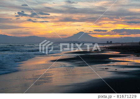 鵠沼海岸の夕焼けと富士山 鵠沼海岸の夕焼けと富士山 81671229