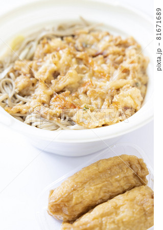 美味しいかき揚げそばと稲荷寿司 美味しいかき揚げそばと稲荷寿司 81671689