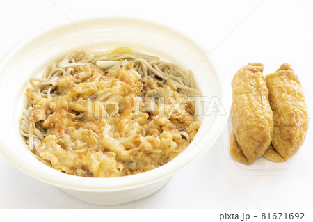 美味しいかき揚げそばと稲荷寿司 美味しいかき揚げそばと稲荷寿司 81671692