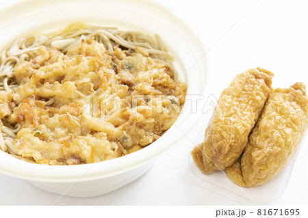 美味しいかき揚げそばと稲荷寿司 美味しいかき揚げそばと稲荷寿司 81671695