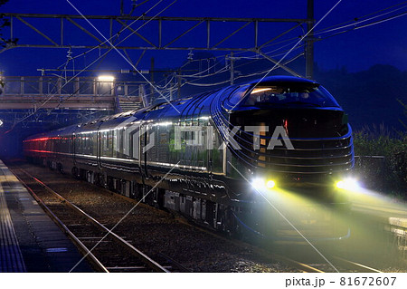 早朝の安登駅に停車中の瑞風 早朝の安登駅に停車中の瑞風 81672607