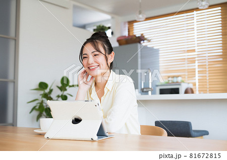 タブレット端末を見る女性 タブレット端末を見る女性 81672815
