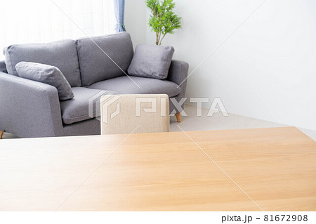 日差しがさしこむ明るいリビング 81672908