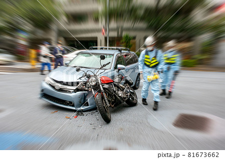 オートバイと乗用車の衝突事故現場 81673662